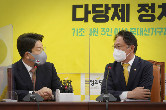 권성동(왼쪽) 국민의힘 원내대표가 14일 국회에서 배진교 정의당 원내대표를 예방해 대화를 나누고 있다. 정의당 제공